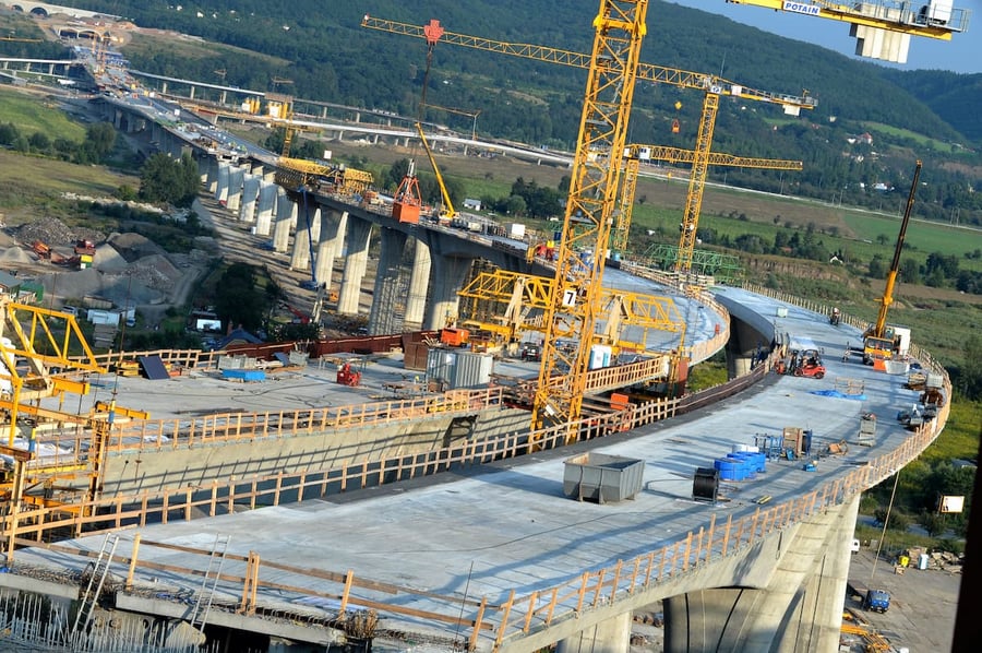 why do construction delays occur